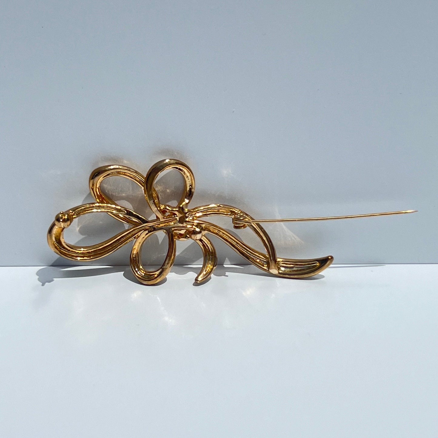 Vintage Bow Brooch in Gold Tone.