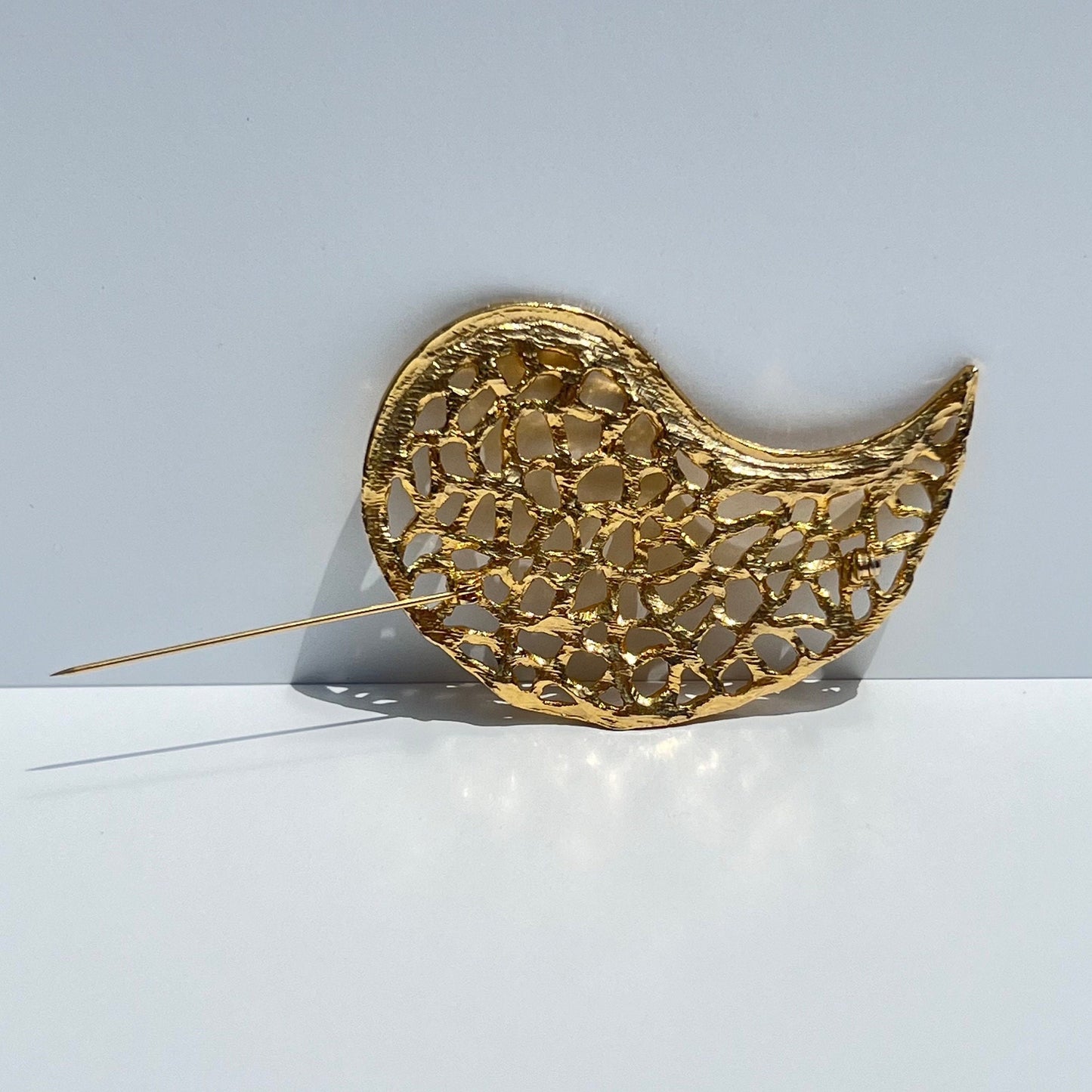 Vintage Brooch in Gold Tone Teardrop Design with Filigree Detail