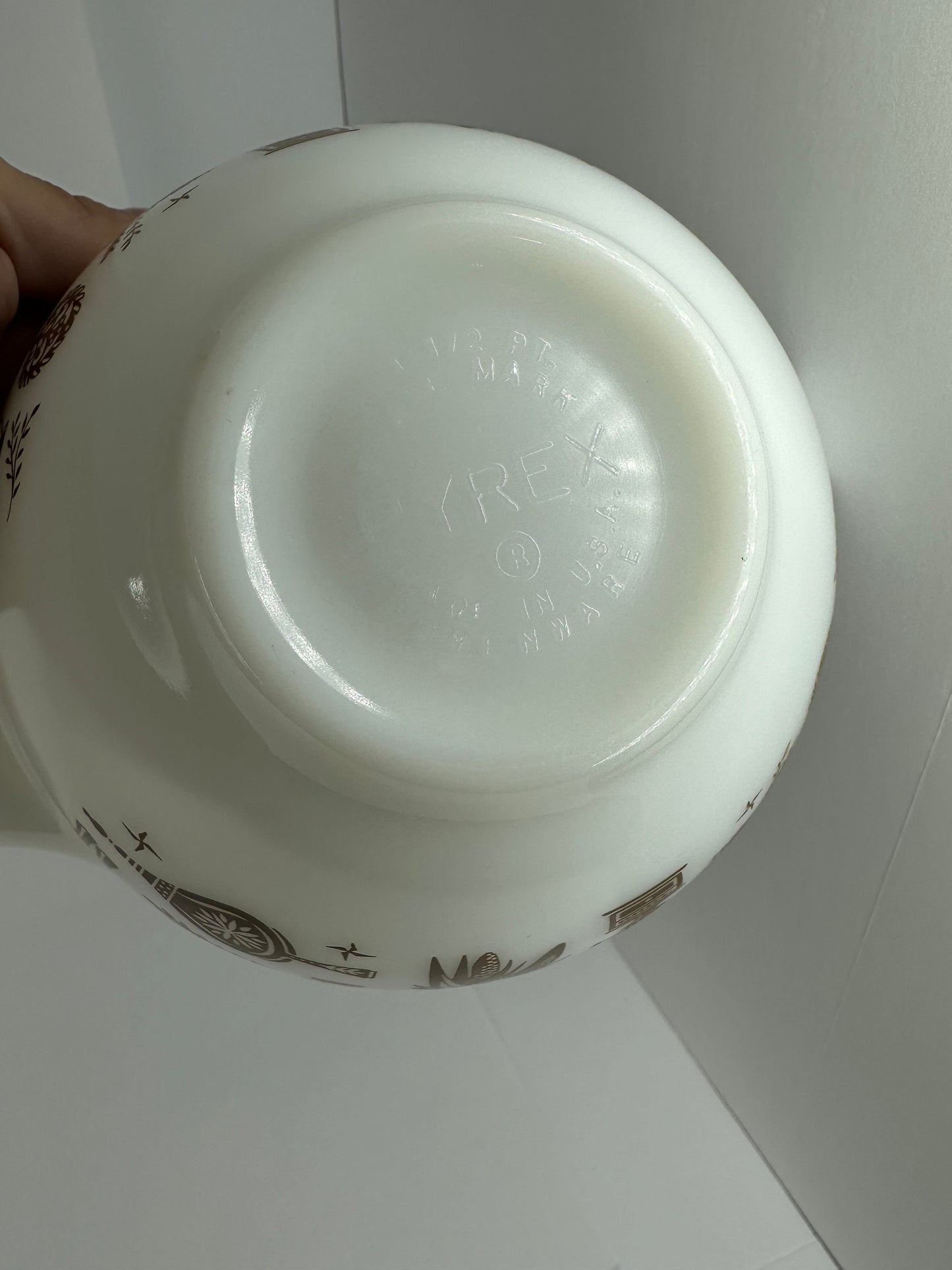 Vintage Pyrex Mixing Bowl, Early American Design, 1-1/2 Pints.
