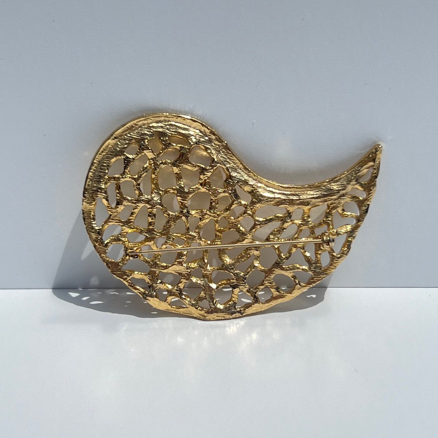 Vintage Brooch in Gold Tone Teardrop Design with Filigree Detail