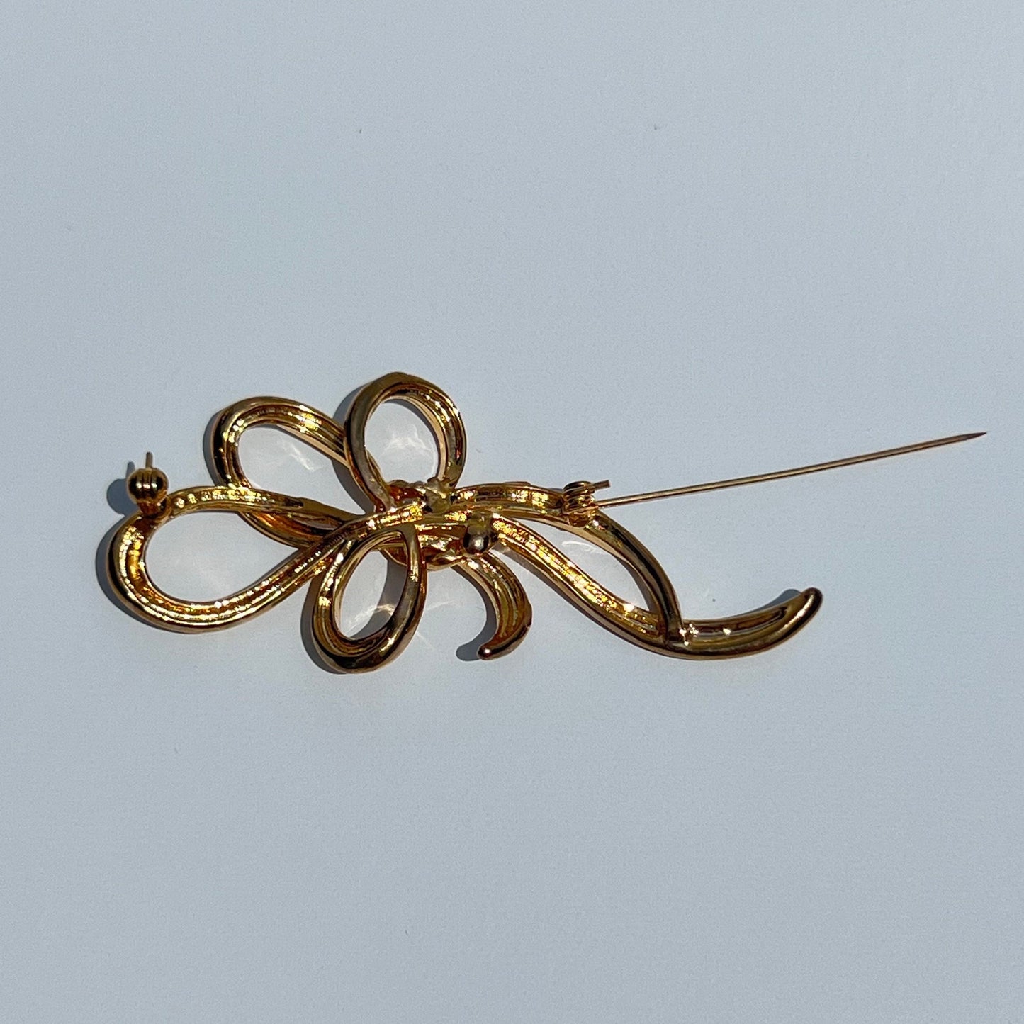 Vintage Bow Brooch in Gold Tone.