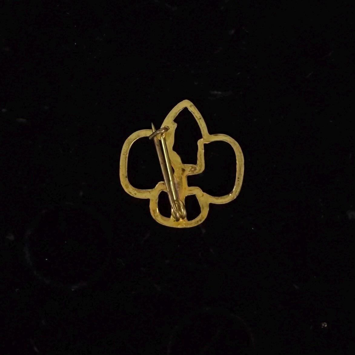 Vintage Girl Scout Brooch of Brownie Badge in Gold Tone.