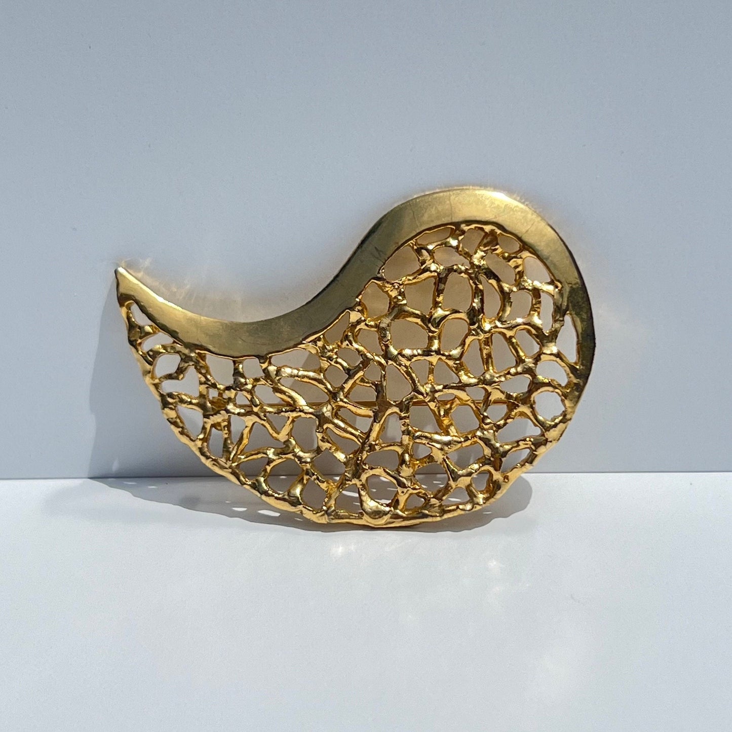 Vintage Brooch in Gold Tone Teardrop Design with Filigree Detail