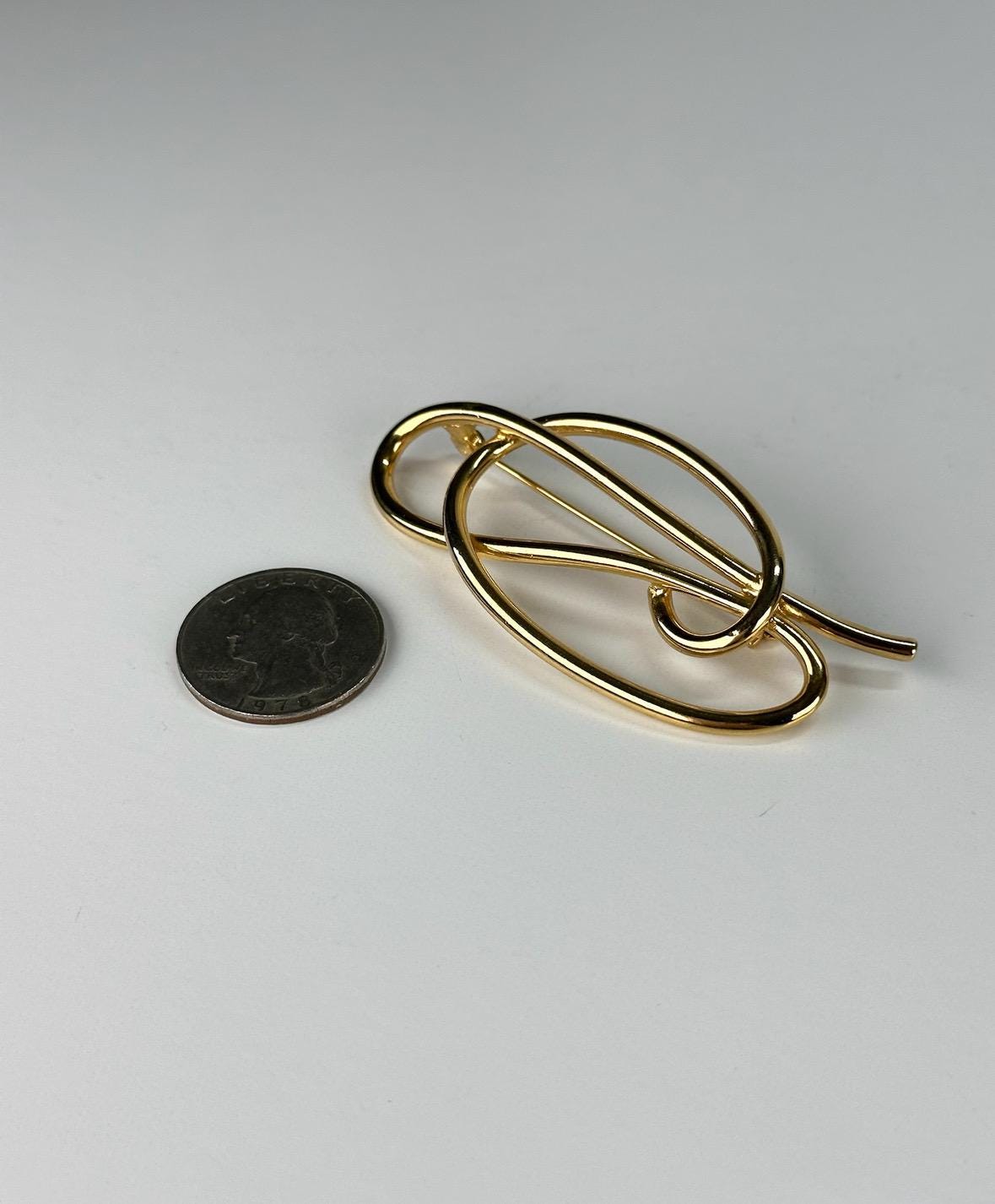 Vintage Brooch Pin in Gold Tone with Flowing Design