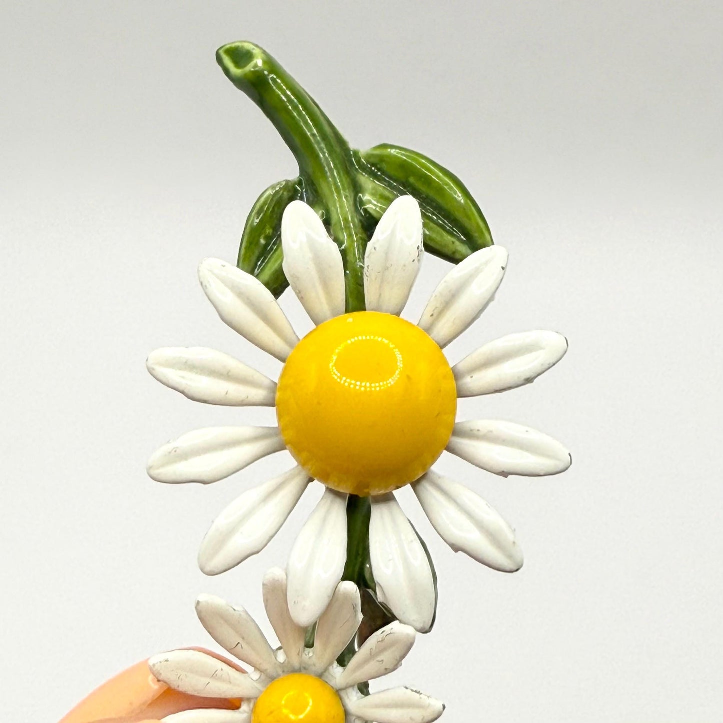 Vintage Brooch Pin of Metal Daisies in Painted Enamel