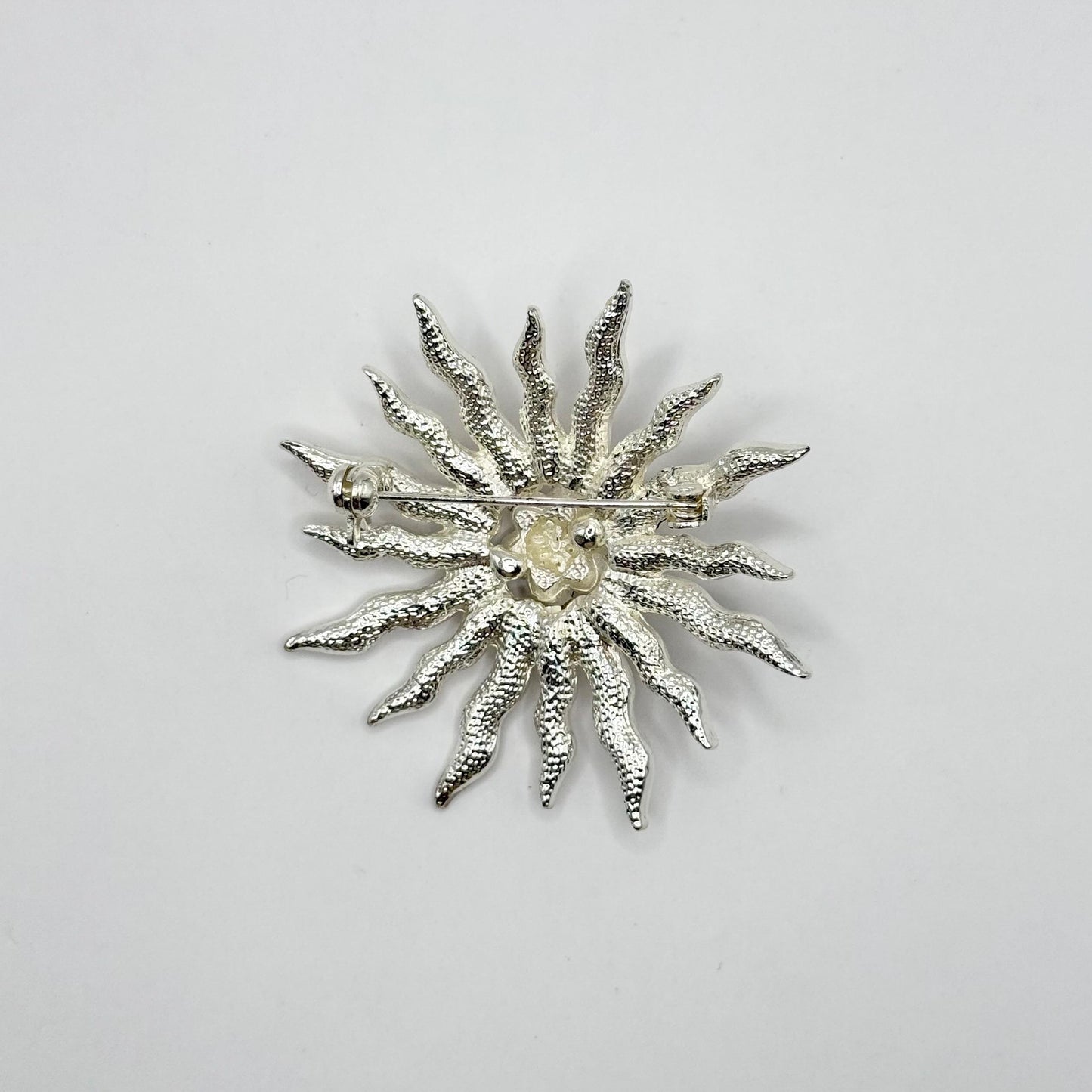 Vintage Brooch in Silver with Clear Rhinestones in Starburst Design