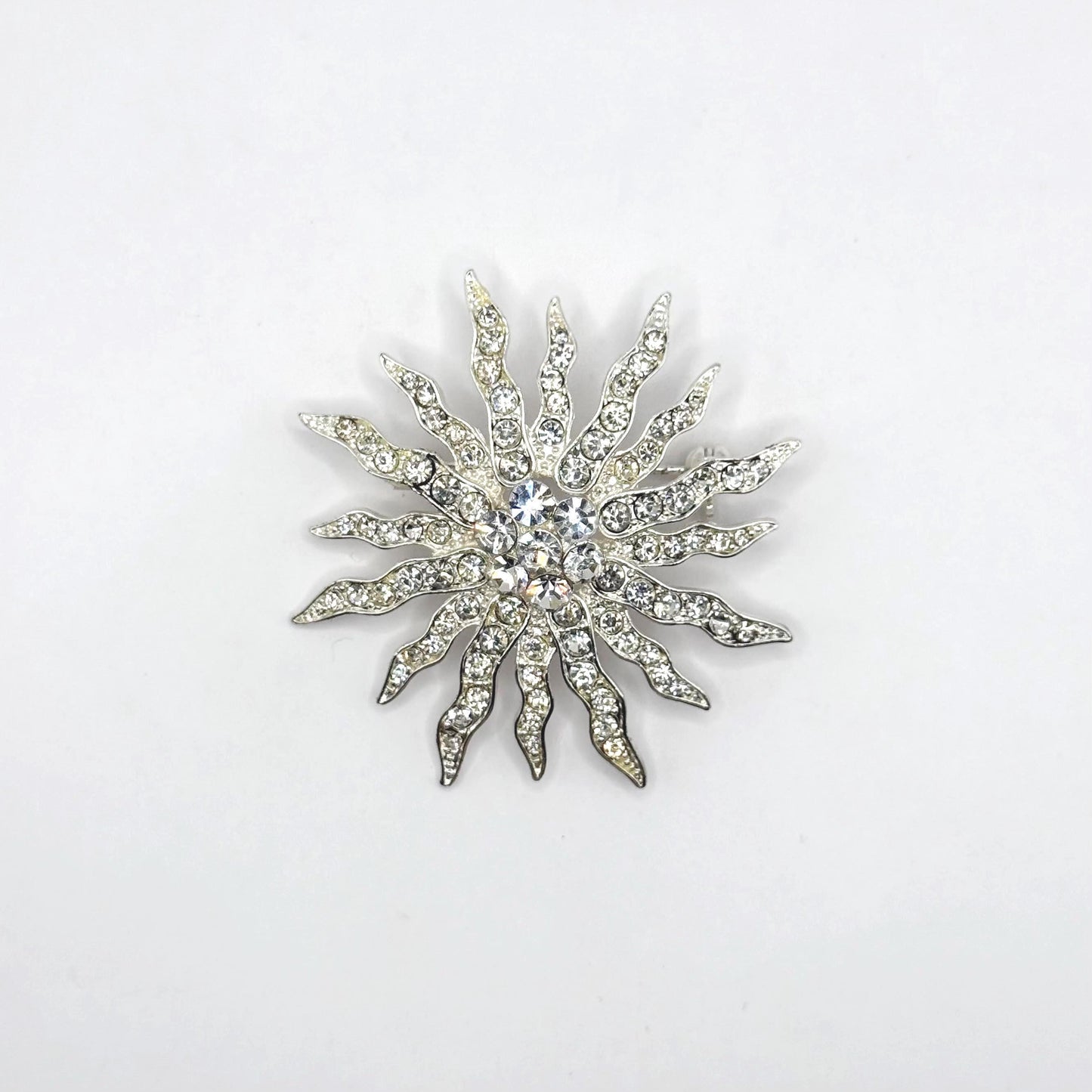 Vintage Brooch in Silver with Clear Rhinestones in Starburst Design